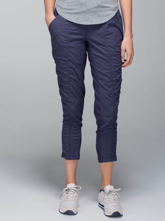 lululemon athletica Pants - lululemon athletica Navy Ruched Cropped Performance Capris
